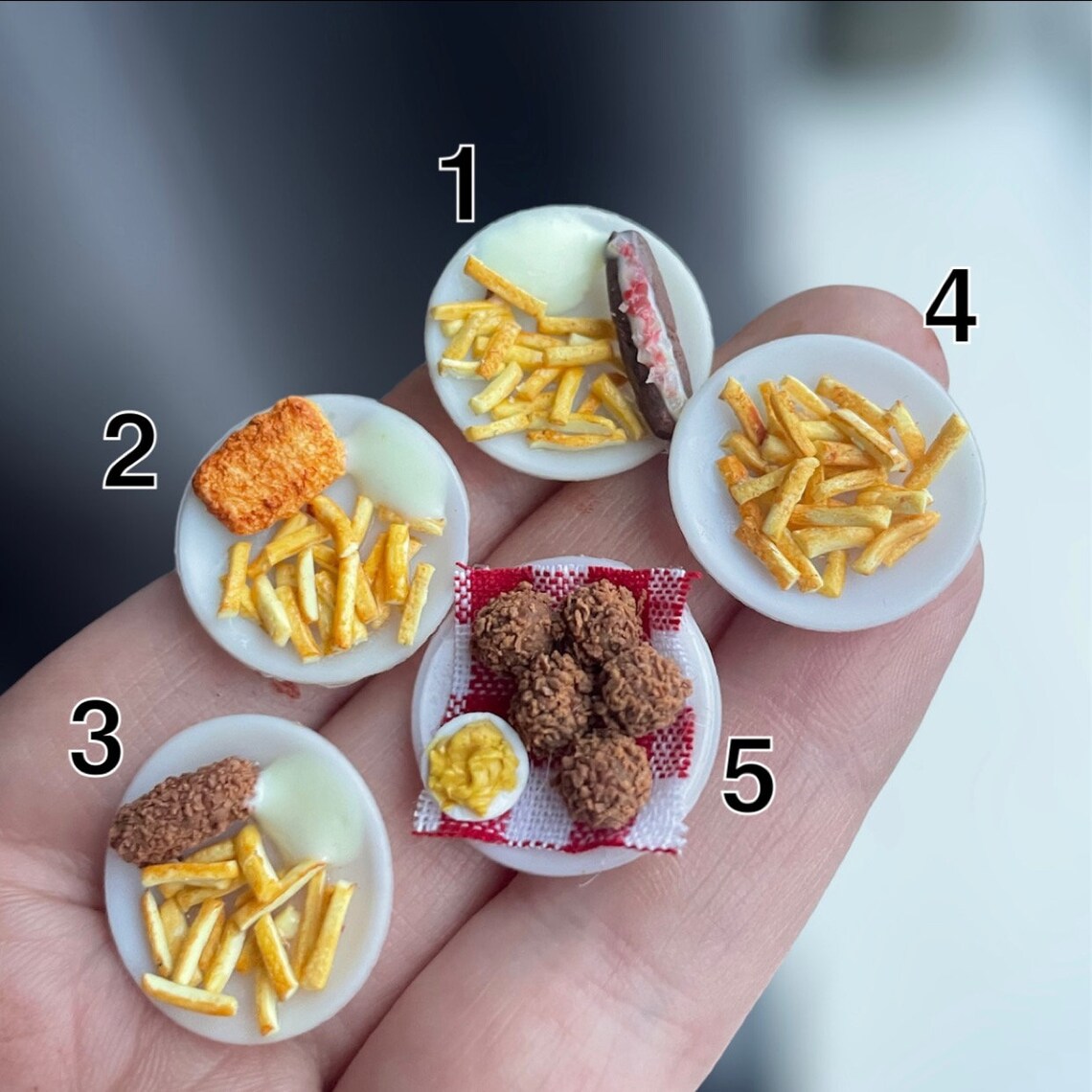 1:12 Plates with fries and snacks - Plate with bitterballen