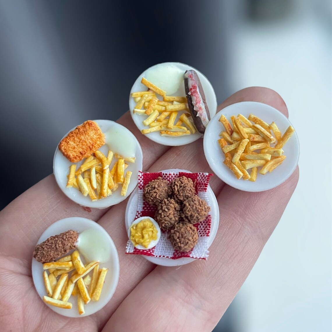 1:12 Plates with fries and snacks - Plate with bitterballen